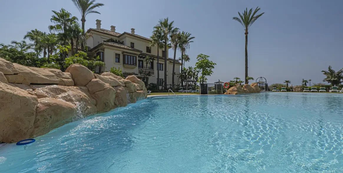 Продажа апартаментов на среднем этаже в Los Monteros 46