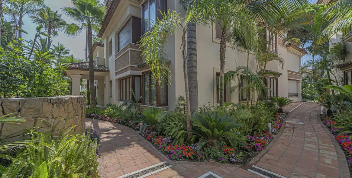 Продажа апартаментов на среднем этаже в Los Monteros 54