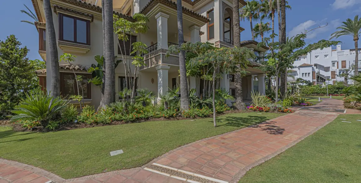 Продажа апартаментов на среднем этаже в Los Monteros 59