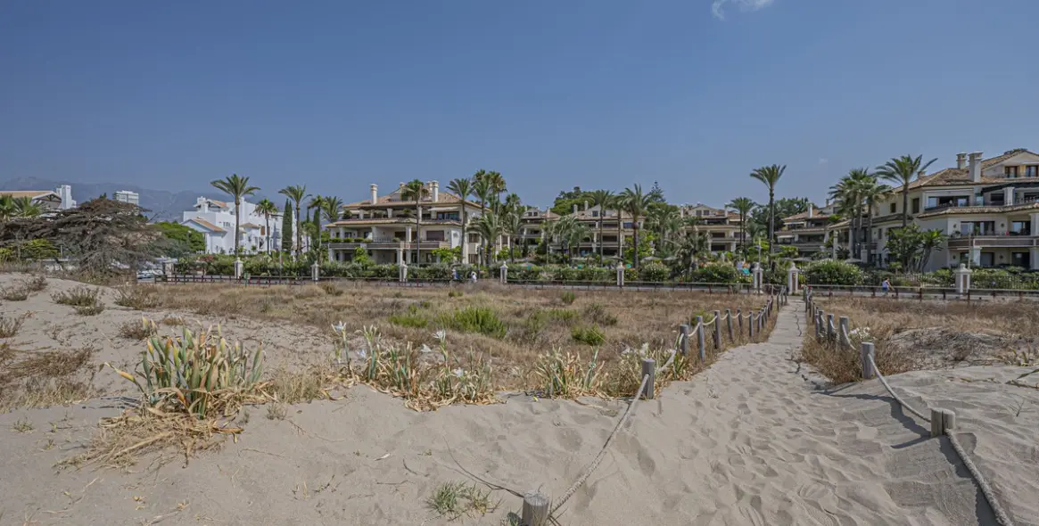 Продажа апартаментов на среднем этаже в Los Monteros 67