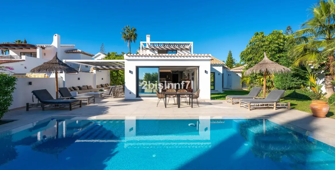 Продажа  отдельно стоящей виллы в Elviria 1