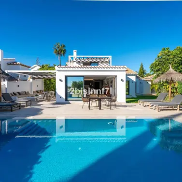 Продажа  отдельно стоящей виллы в Elviria