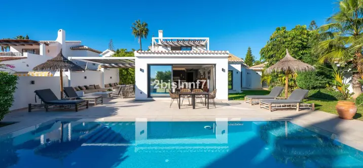 Продажа  отдельно стоящей виллы в Elviria 0