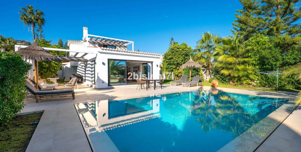 Продажа  отдельно стоящей виллы в Elviria 2