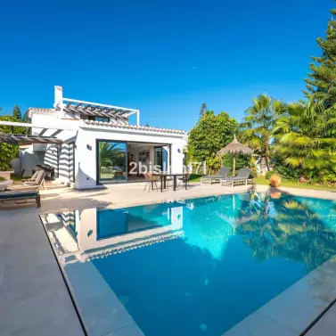 Продажа  отдельно стоящей виллы в Elviria