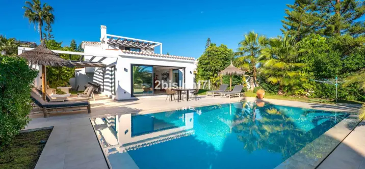 Продажа  отдельно стоящей виллы в Elviria 1
