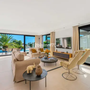 Продажа  отдельно стоящей виллы в Elviria