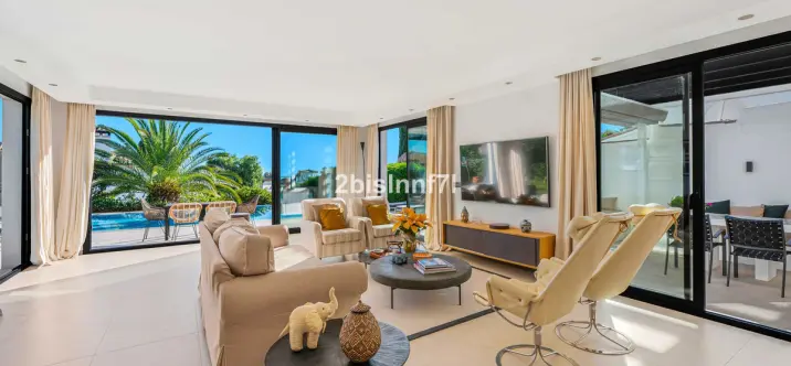 Продажа  отдельно стоящей виллы в Elviria 2
