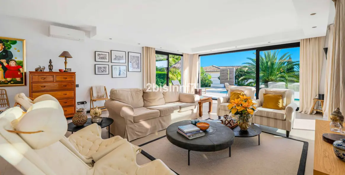 Продажа  отдельно стоящей виллы в Elviria 4