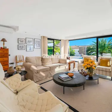 Продажа  отдельно стоящей виллы в Elviria