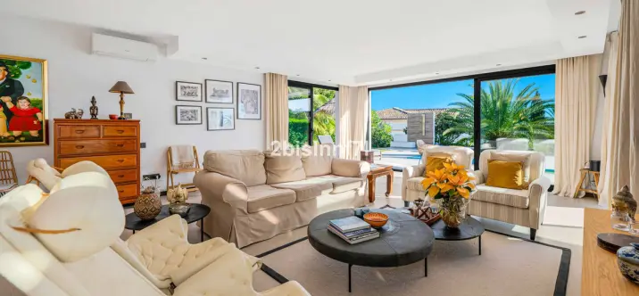 Продажа  отдельно стоящей виллы в Elviria 3