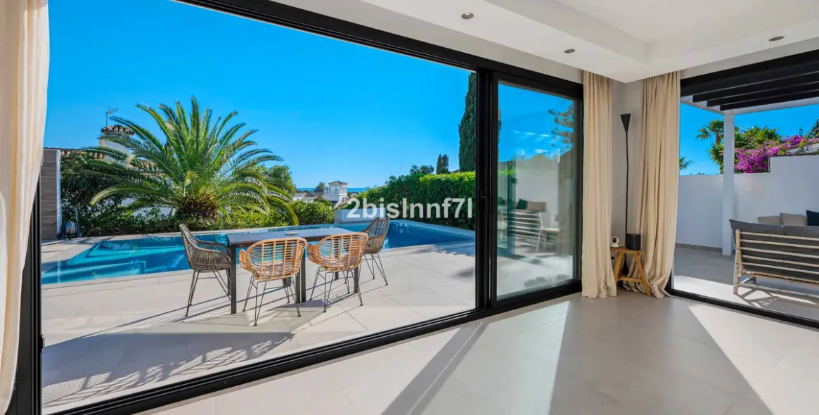 Продажа  отдельно стоящей виллы в Elviria 5