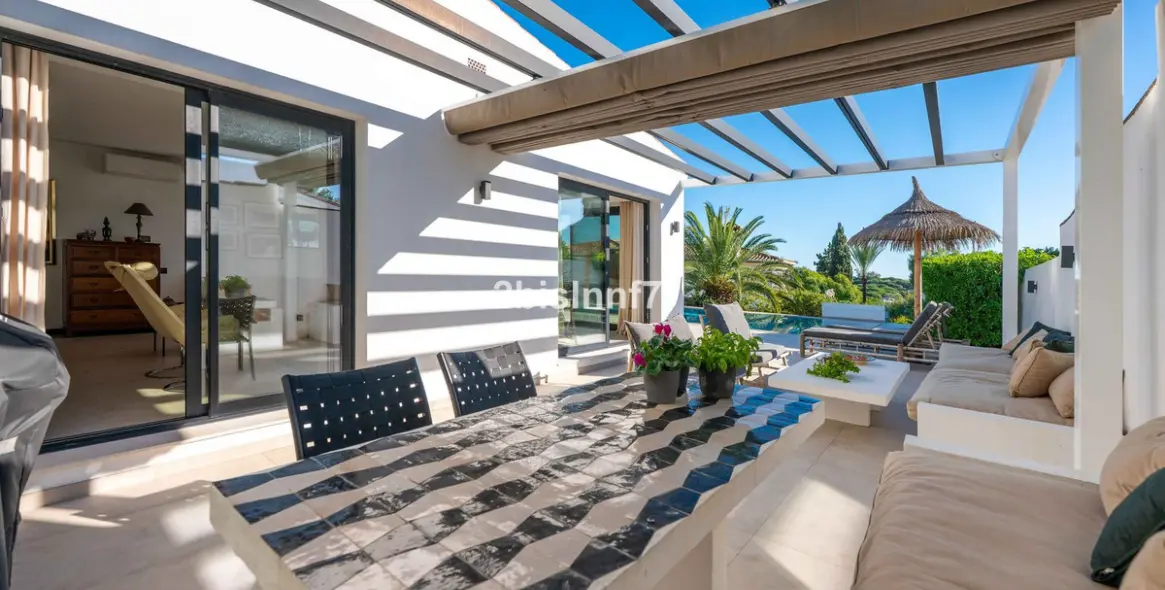 Продажа  отдельно стоящей виллы в Elviria 6