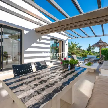 Продажа  отдельно стоящей виллы в Elviria