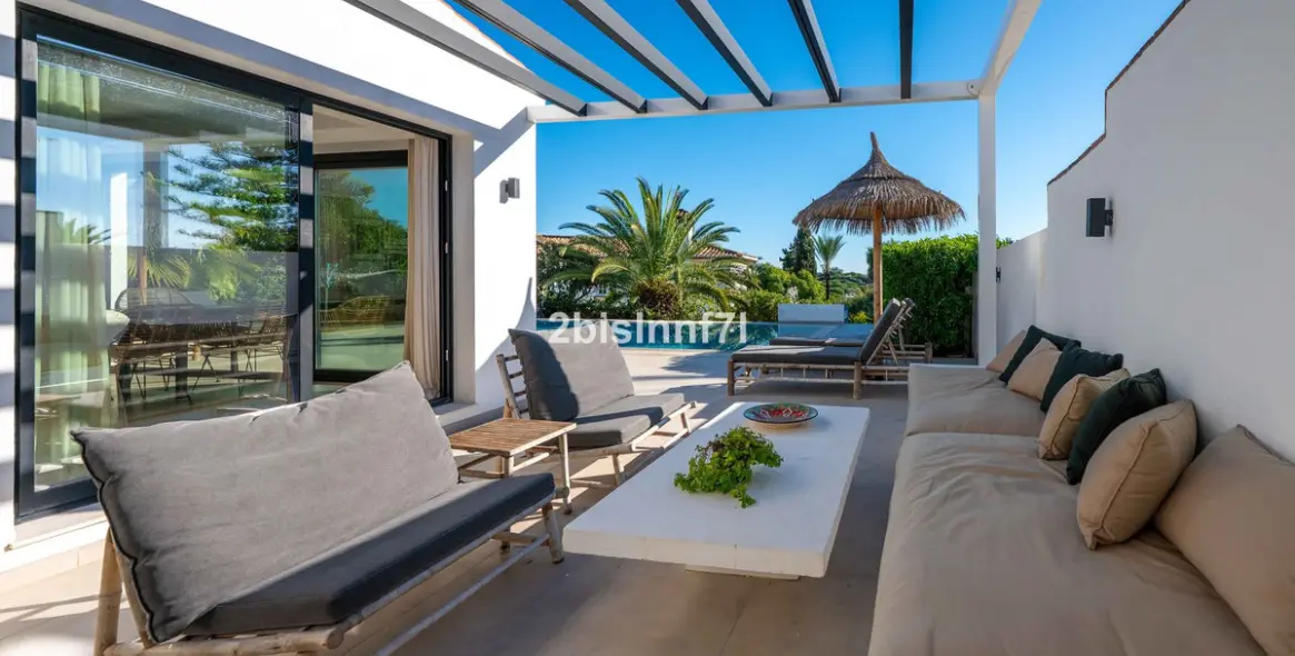 Продажа  отдельно стоящей виллы в Elviria 7