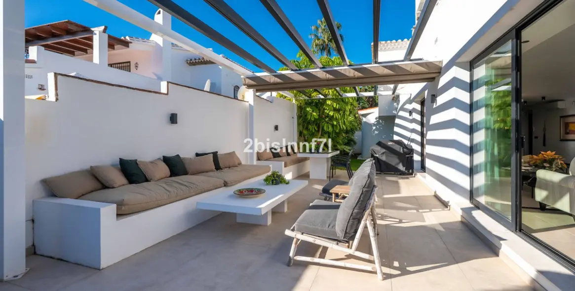 Продажа  отдельно стоящей виллы в Elviria 8