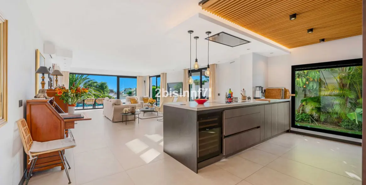 Продажа  отдельно стоящей виллы в Elviria 10