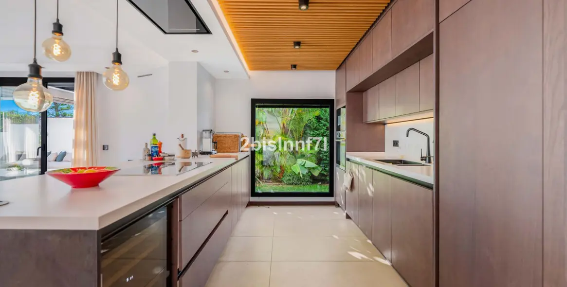 Продажа  отдельно стоящей виллы в Elviria 12