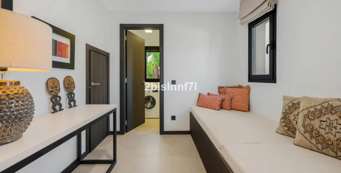 Продажа  отдельно стоящей виллы в Elviria 13