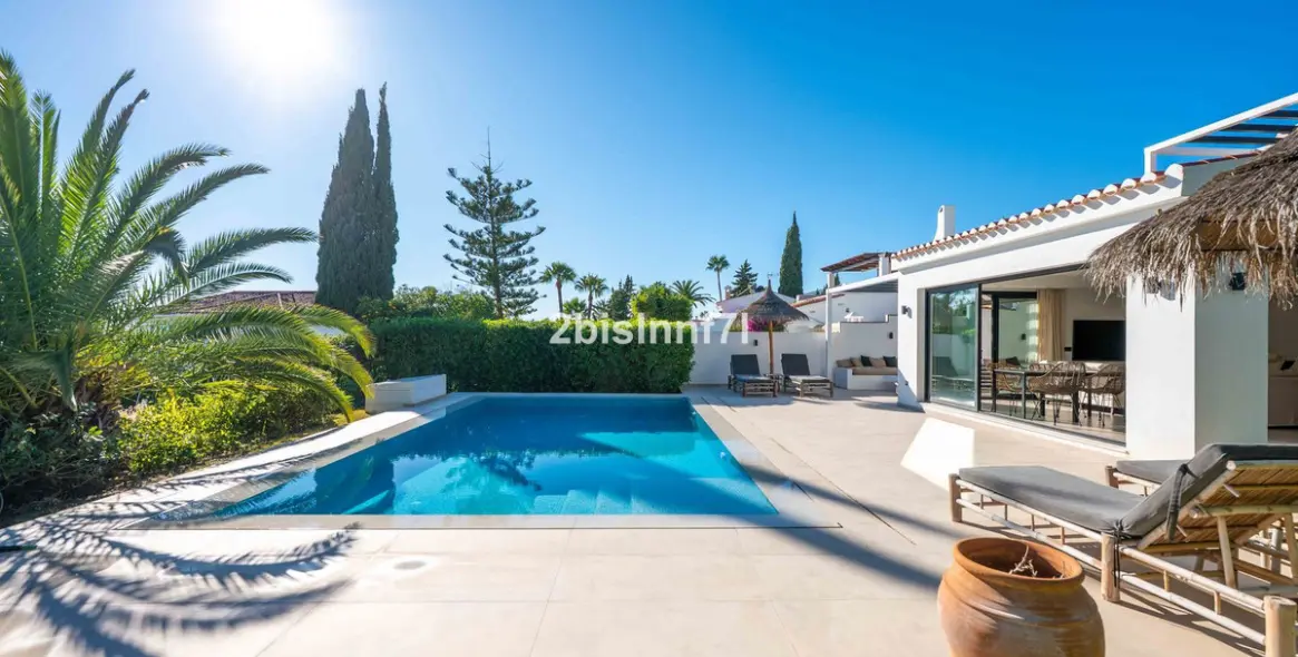 Продажа  отдельно стоящей виллы в Elviria 14