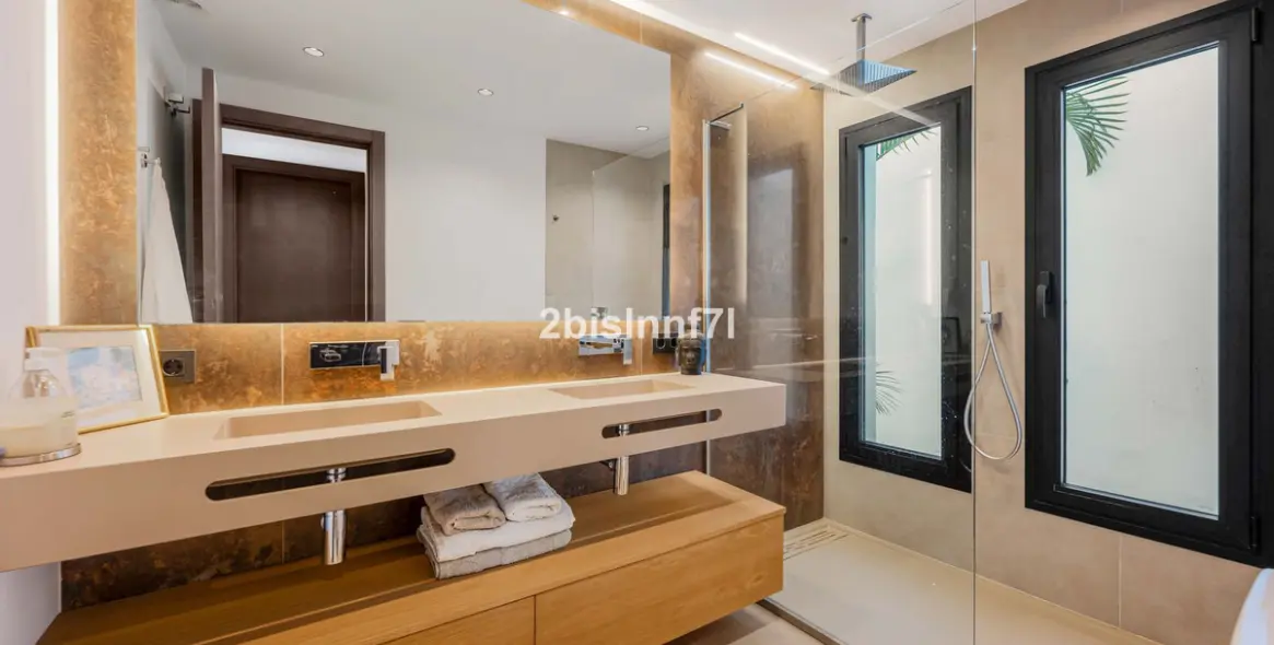 Продажа  отдельно стоящей виллы в Elviria 18
