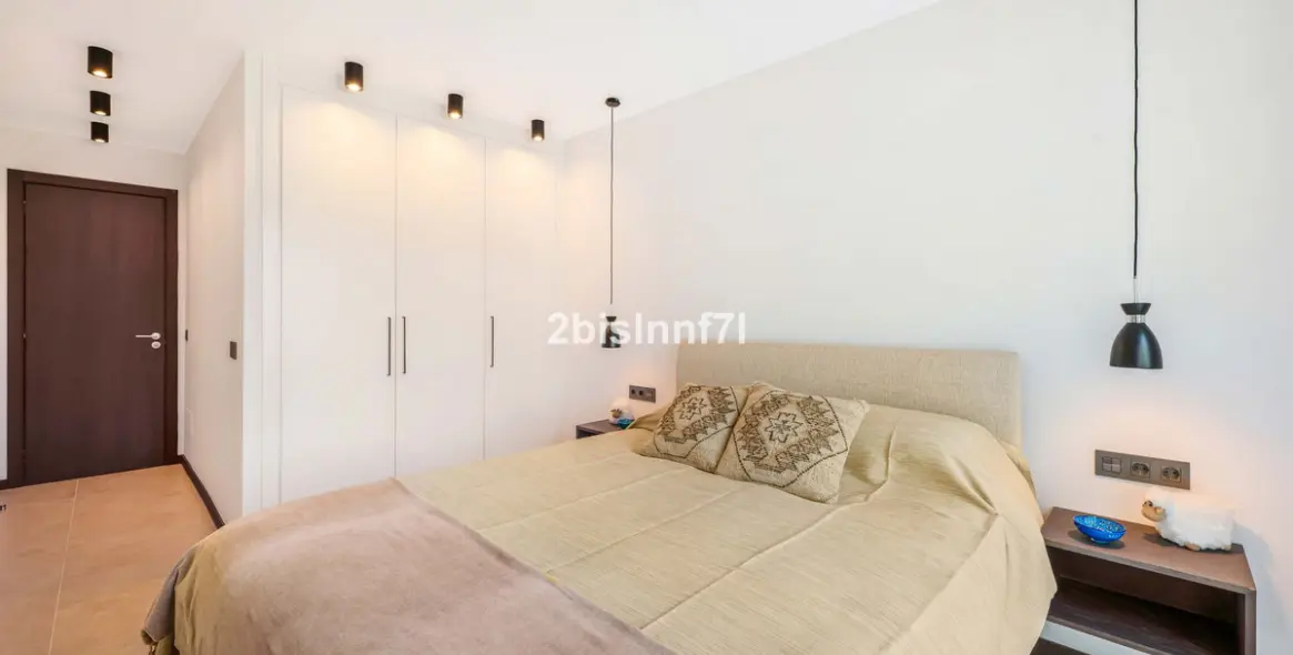 Продажа  отдельно стоящей виллы в Elviria 20