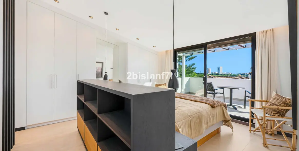 Продажа  отдельно стоящей виллы в Elviria 22
