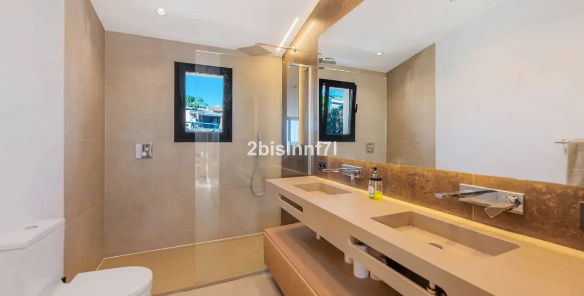 Продажа  отдельно стоящей виллы в Elviria 25