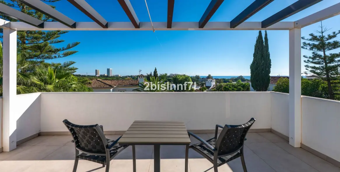 Продажа  отдельно стоящей виллы в Elviria 26