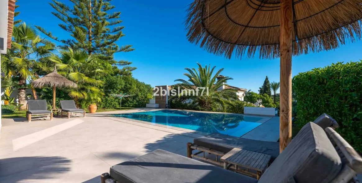 Продажа  отдельно стоящей виллы в Elviria 29