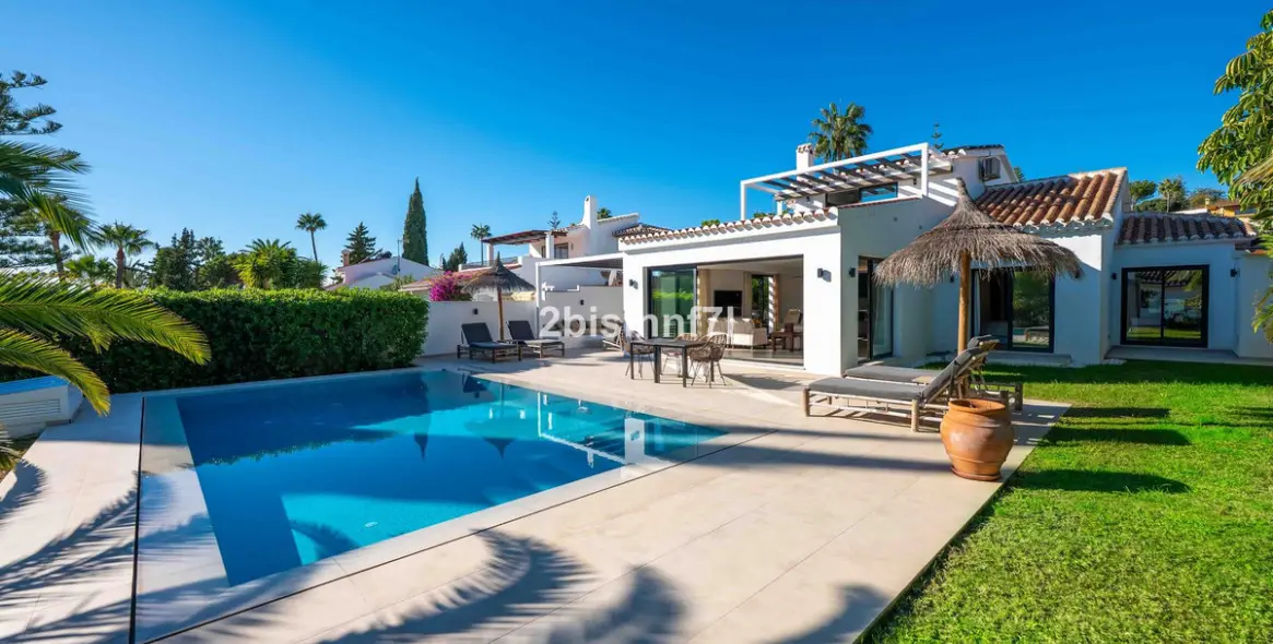 Продажа  отдельно стоящей виллы в Elviria 30