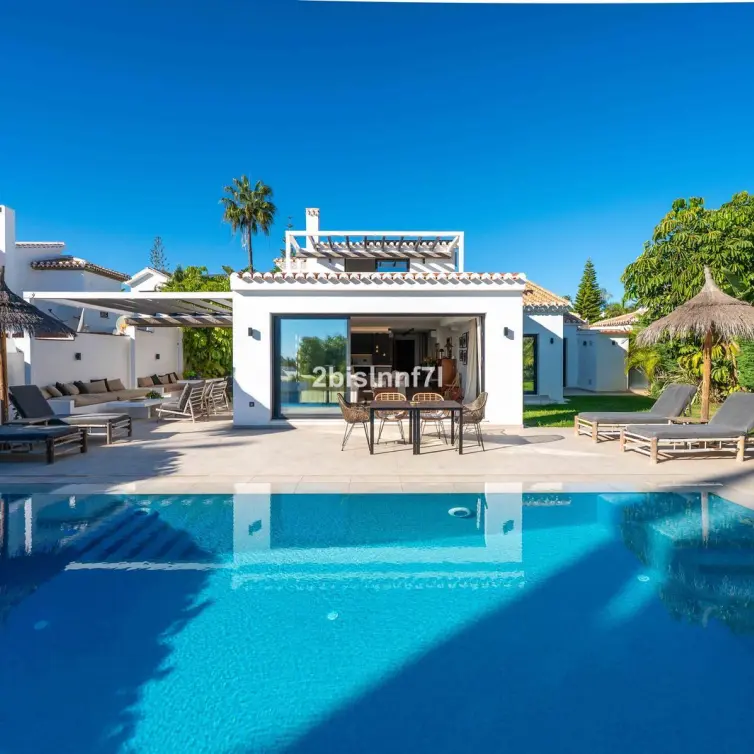 Продажа  отдельно стоящей виллы в Elviria