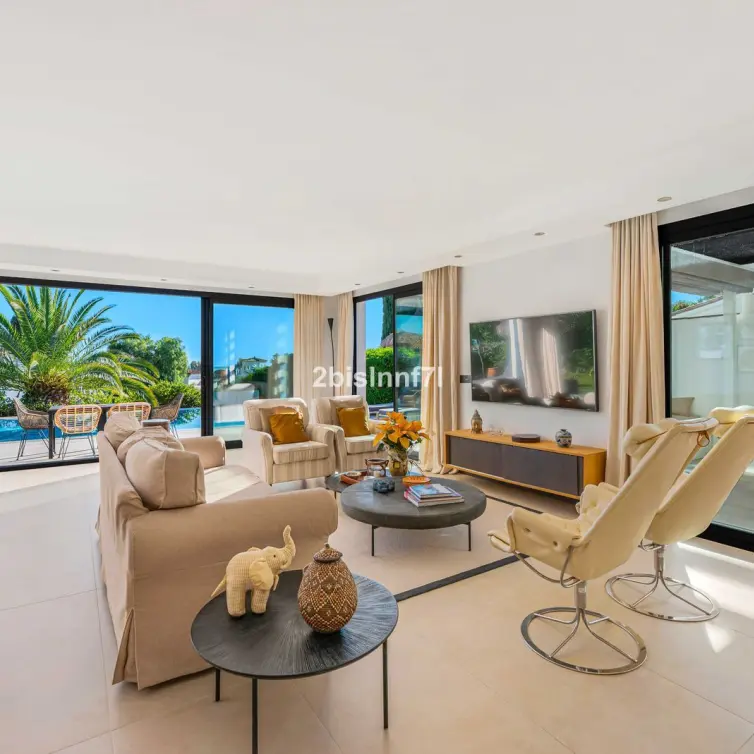 Продажа  отдельно стоящей виллы в Elviria
