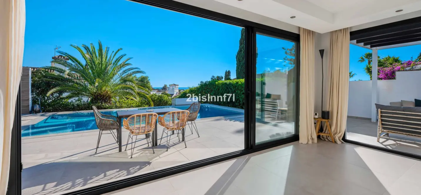 Продажа  отдельно стоящей виллы в Elviria 4