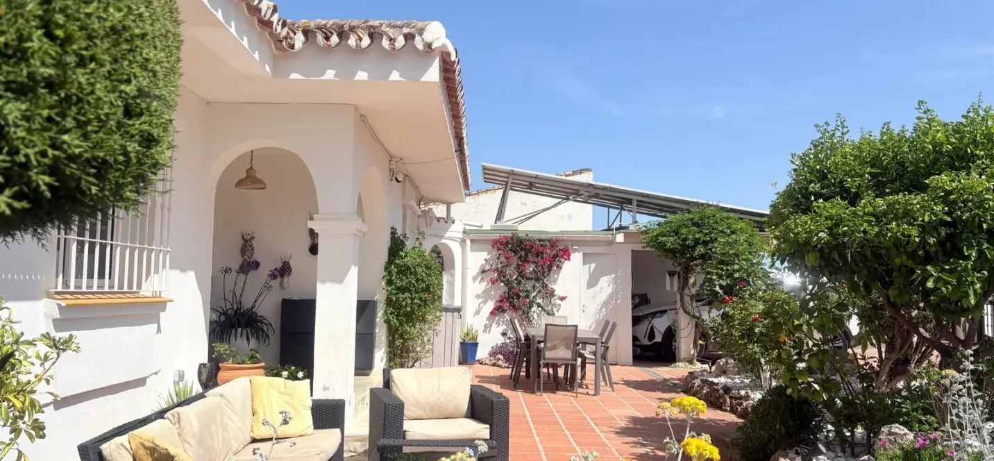 Sale of detached villa in Cerros del Aguila 0