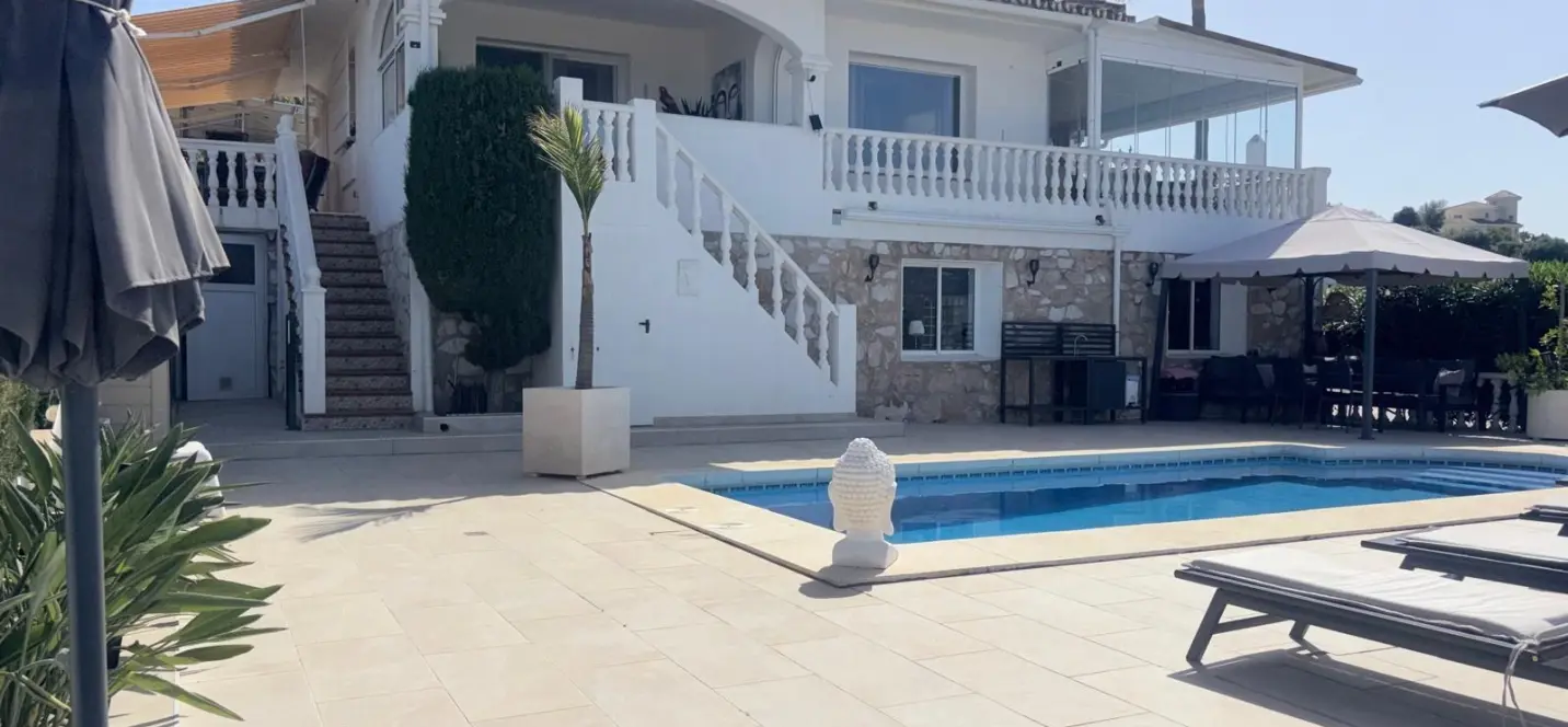 Sale of detached villa in Cerros del Aguila 2