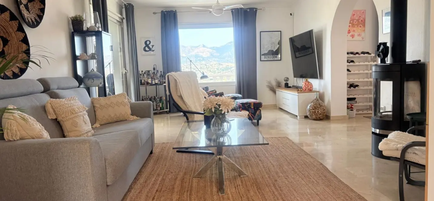 Sale of detached villa in Cerros del Aguila 3