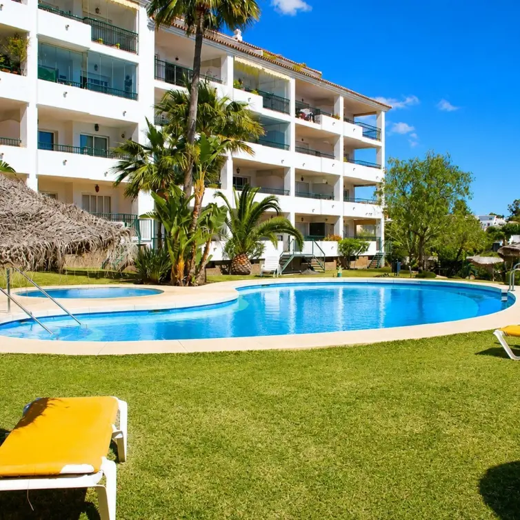 Sale of middle floor apartment in Calahonda