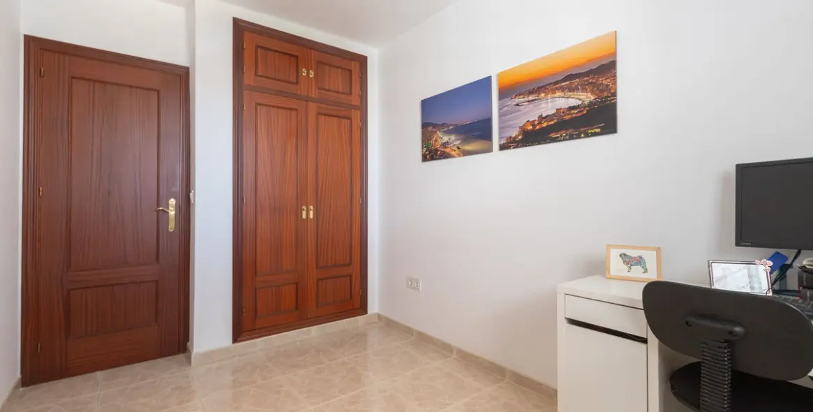 Sale of middle floor apartment in Los Boliches 26