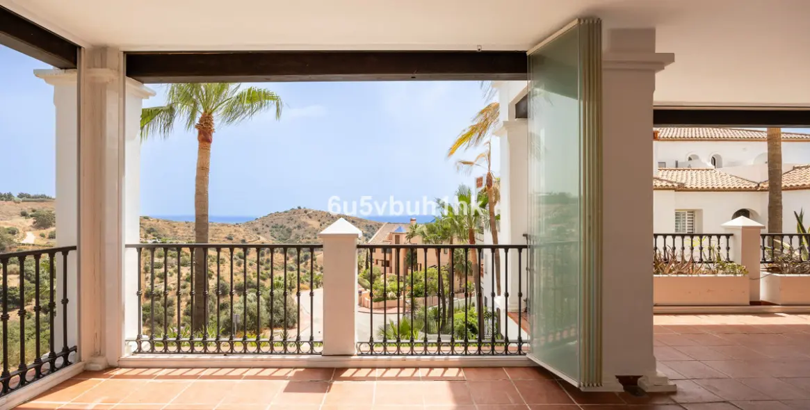 Sale of middle floor apartment in Calahonda 1