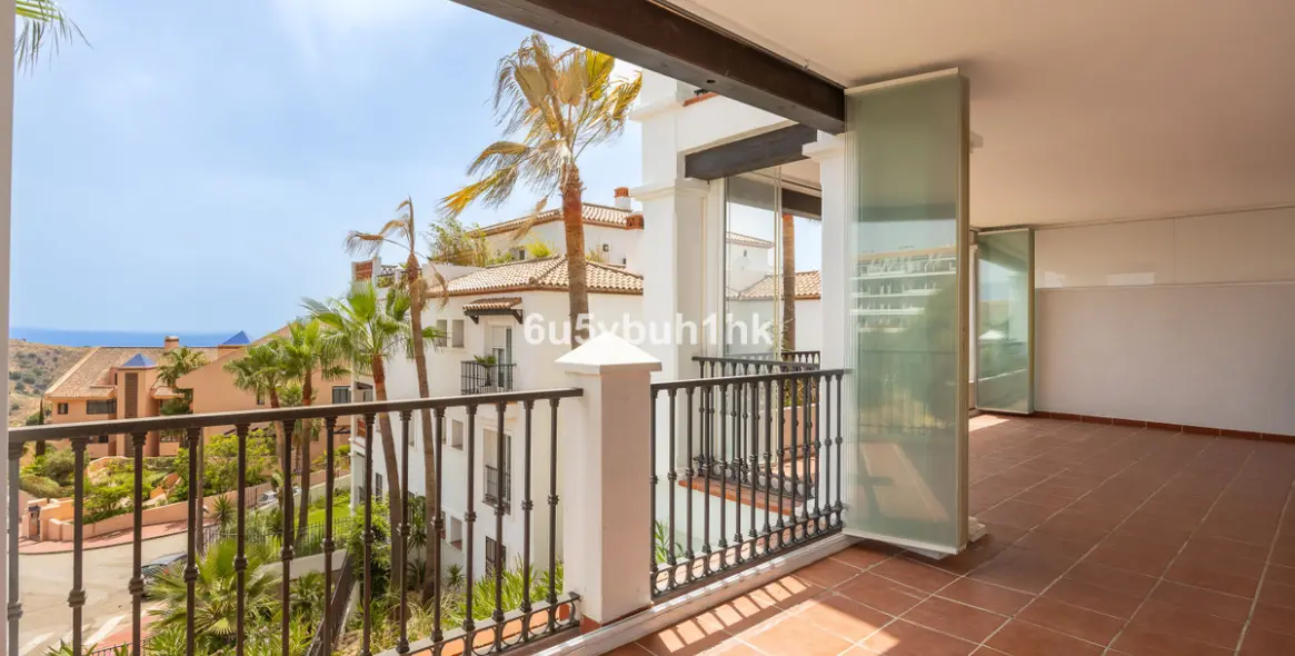 Sale of middle floor apartment in Calahonda 3
