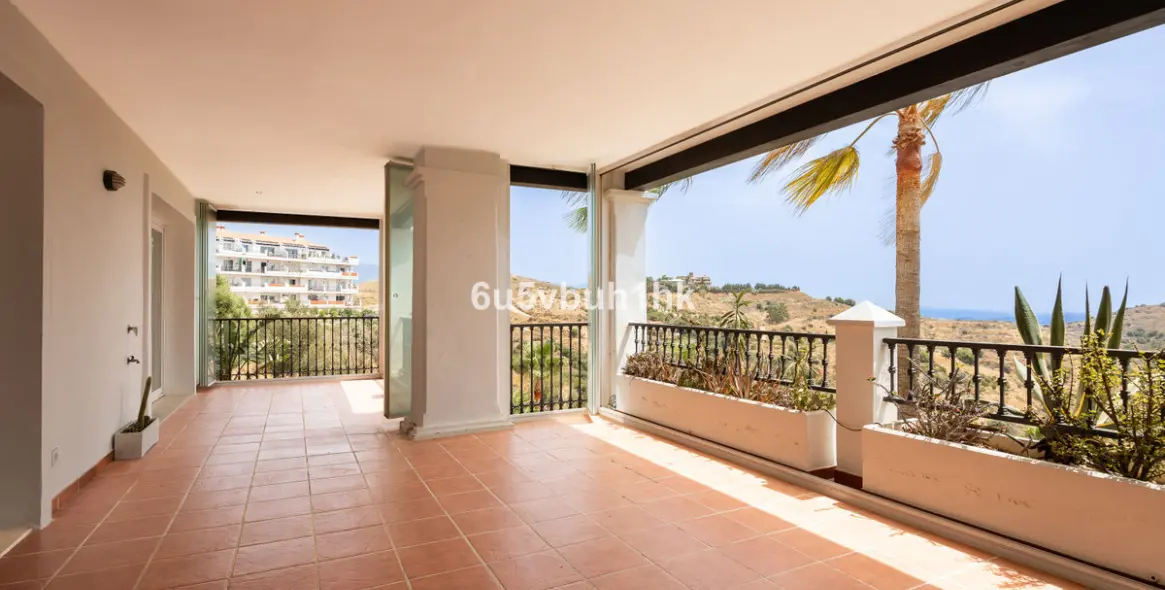 Sale of middle floor apartment in Calahonda 4