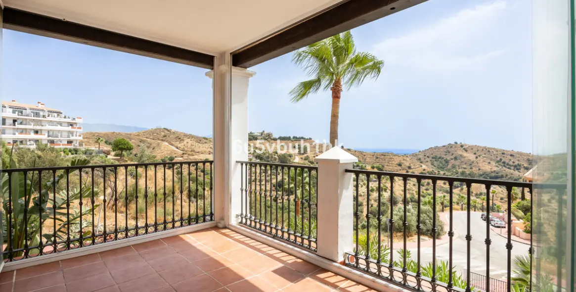 Sale of middle floor apartment in Calahonda 5