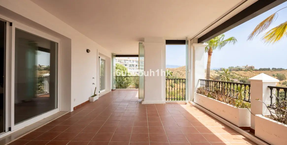 Sale of middle floor apartment in Calahonda 6