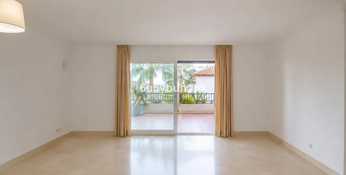 Sale of middle floor apartment in Calahonda 10