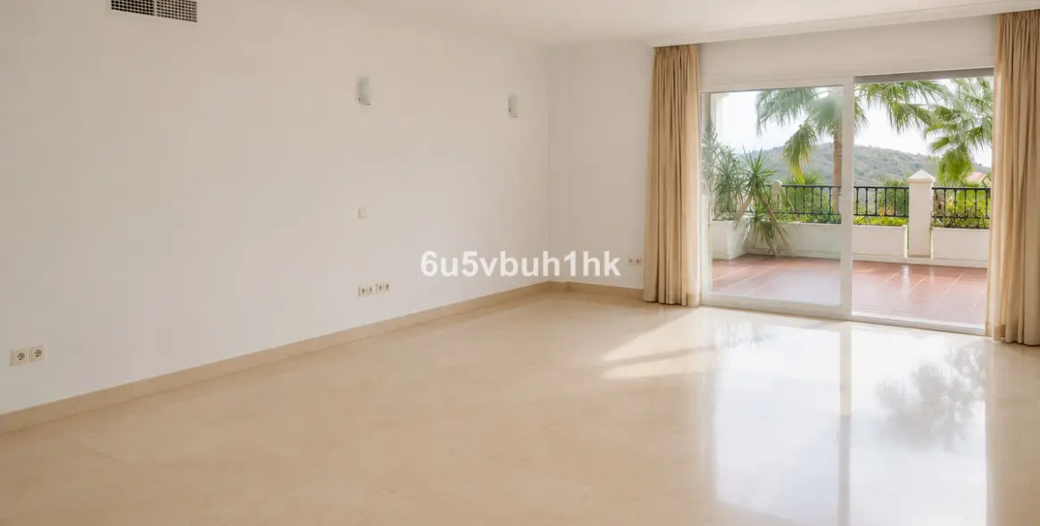 Sale of middle floor apartment in Calahonda 11
