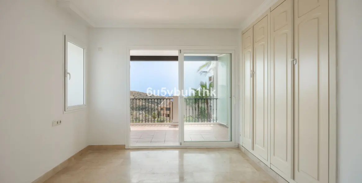 Sale of middle floor apartment in Calahonda 17