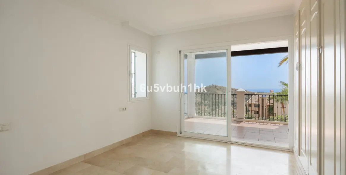 Sale of middle floor apartment in Calahonda 19