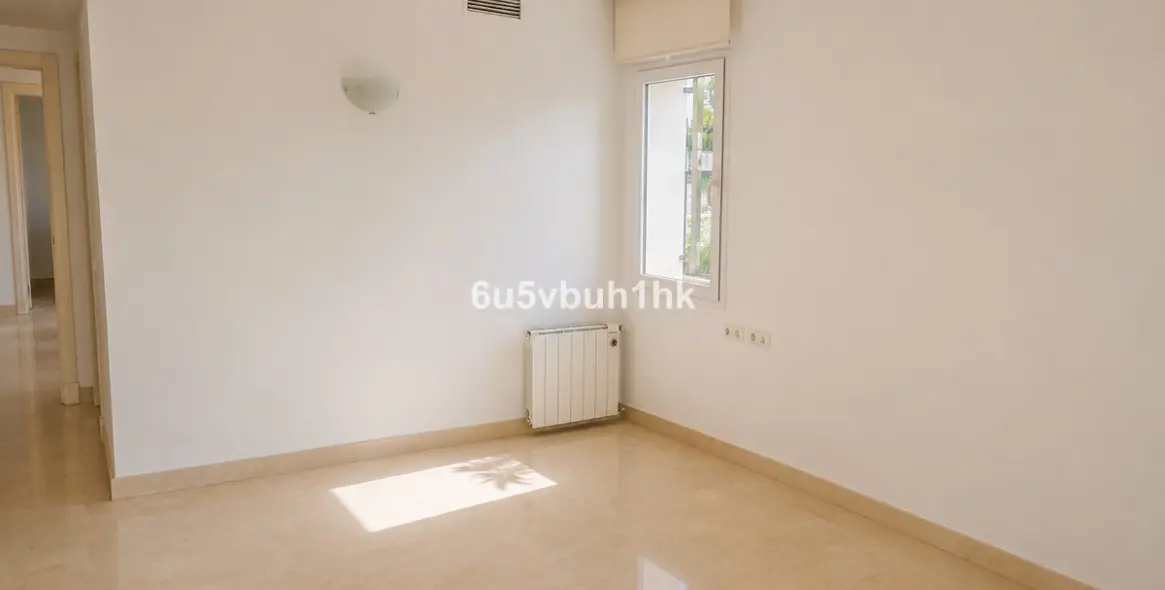 Sale of middle floor apartment in Calahonda 22