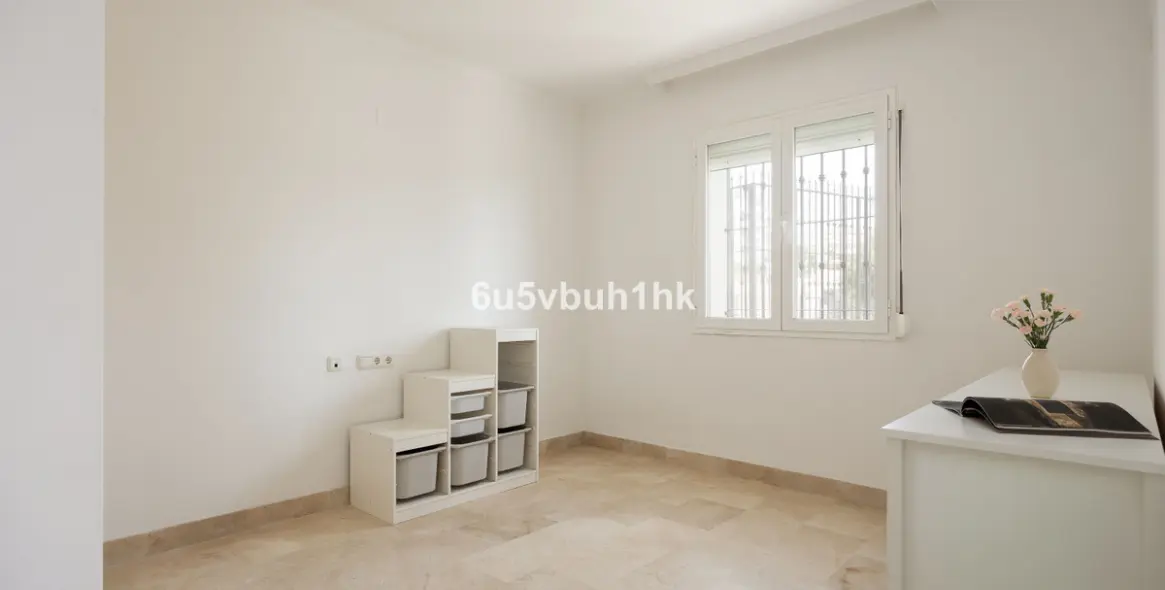 Sale of middle floor apartment in Calahonda 23
